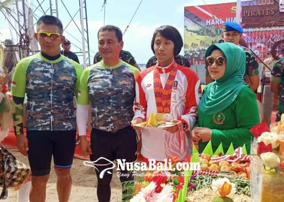 Nusabali.com - pejudo-anny-pandini-diberikan-tumpeng