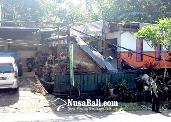 Nusabali.com - rumah-warga-tertimpa-tiang-listrik