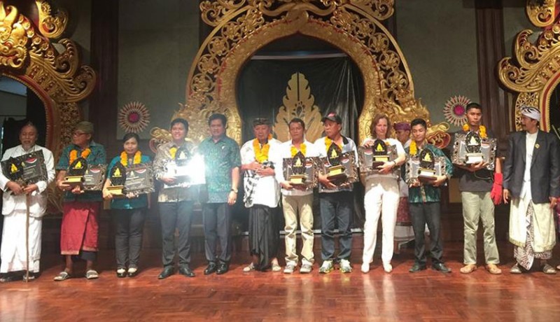 www.nusabali.com-9-tokoh-terima-pro-bali-award-2016