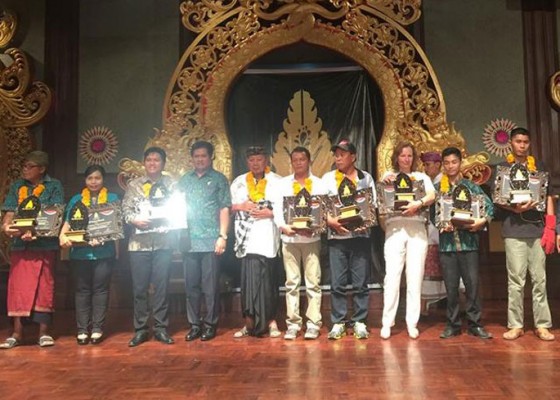 Nusabali.com - 9-tokoh-terima-pro-bali-award-2016