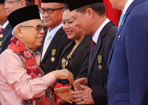 Nusabali.com - bupati-suwirta-terima-satya-lencana-kebaktian-sosial-2019