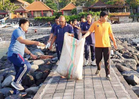 Nusabali.com - phri-bersihkan-sampah-plastik-di-candidasa