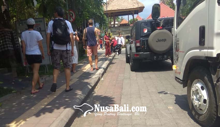 NUSABALI com Jalan Dipersempit Trotoar Diperlebar