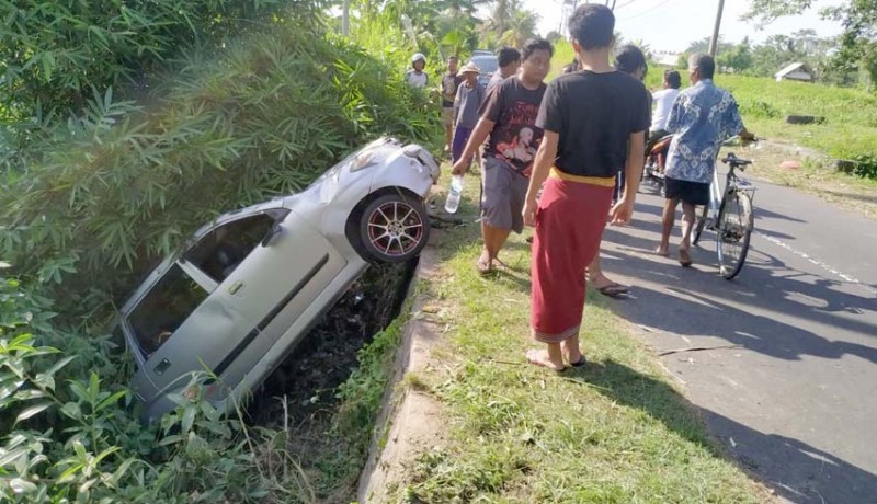 www.nusabali.com-ngantuk-mobil-berisi-5-penumpang-terperosok-ke-sungai