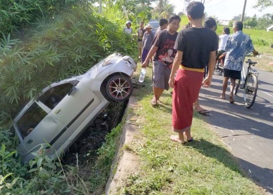 Nusabali.com - ngantuk-mobil-berisi-5-penumpang-terperosok-ke-sungai