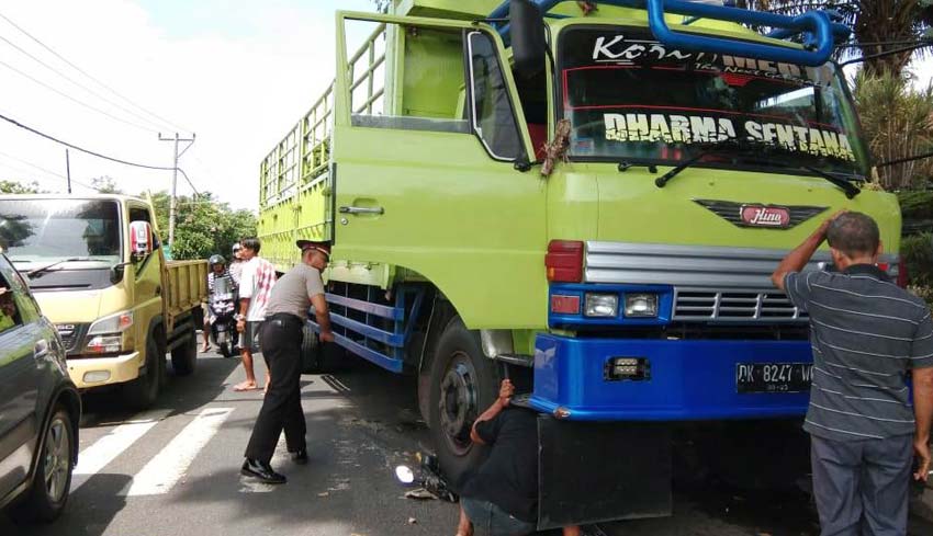 NUSABALI com Motor Hancur Digilas Truk  Pemotor Selamat