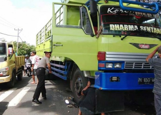 Nusabali.com - motor-hancur-digilas-truk-pemotor-selamat