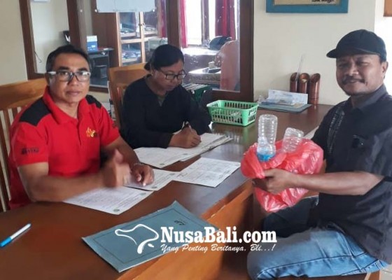 Nusabali.com - urus-surat-di-kantor-lurah-warga-wajib-setor-sampah-plastik