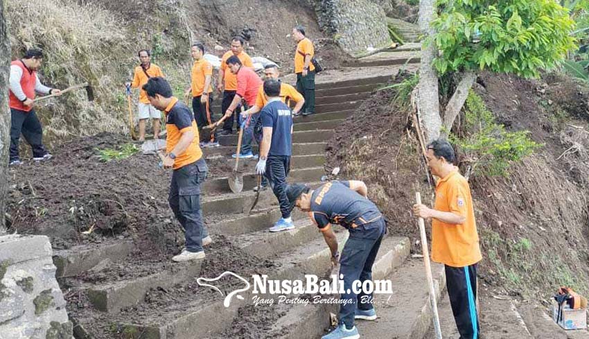 NUSABALI com Tangga  Pura Pasar Agung Tertutup Tanah 