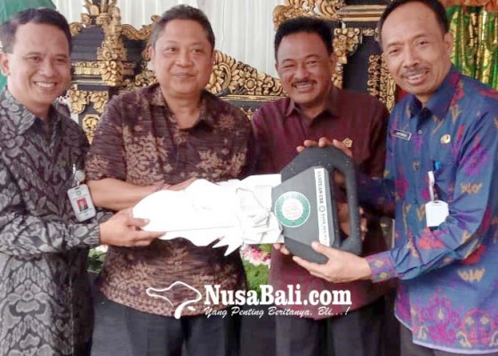 Nusabali.com - bpd-bali-serahkan-ambulans-untuk-rsu-wangaya