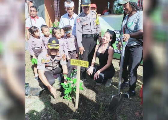 Nusabali.com - peduli-lingkungan-polres-gianyar-tanam-pohon