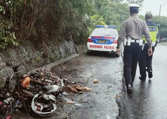 Nusabali.com - ditabrak-mobil-tubuh-petani-terbakar