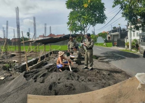 Nusabali.com - pelanggaran-jalur-hijau-masih-marak-satpol-pp-ngaku-sulit-cari-solusi