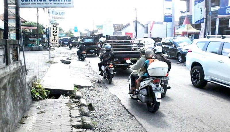 www.nusabali.com-lalin-jalan-raya-canggu-kerap-macet