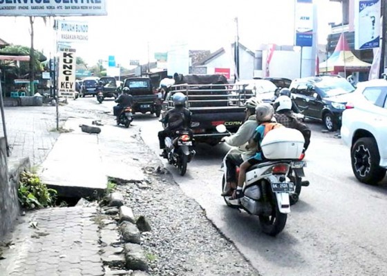 Nusabali.com - lalin-jalan-raya-canggu-kerap-macet