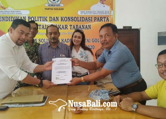 Nusabali.com - giliran-dokter-ambil-formulir-calon-wakil-bupati