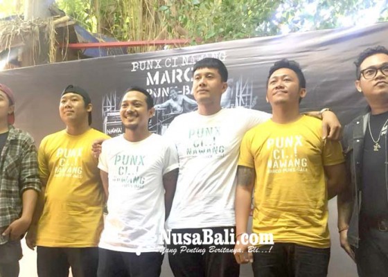 Nusabali.com - sang-vokalis-comar-bukan-berarti-saya-suami-takut-istri