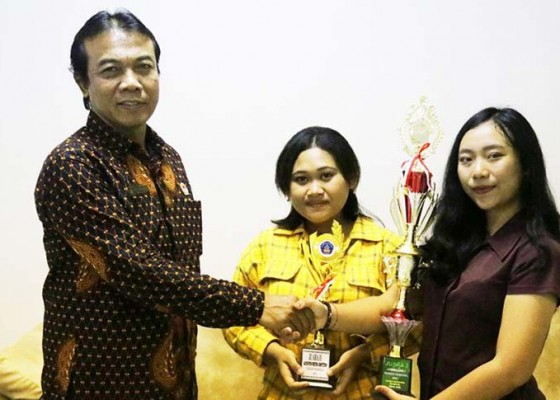 Nusabali.com - dua-mahasiswi-undiksha-juara-essai-nasional