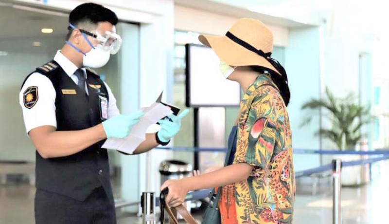 www.nusabali.com-ap-i-sebarkan-3000-masker-untuk-petugas-bandara