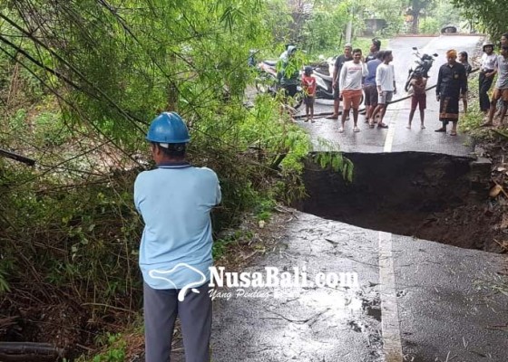 Nusabali.com - jembatan-penghubungtinga-tinga-dan-pengulon-dihancurkan-air-bah