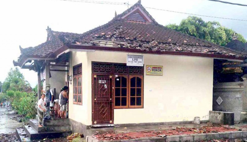 www.nusabali.com-puting-beliung-terjang-kusamba-37-rumah-rusak