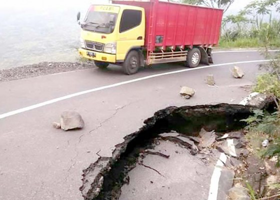 Nusabali.com - jalur-culali-jebol-pengguna-jalan-hati-hati