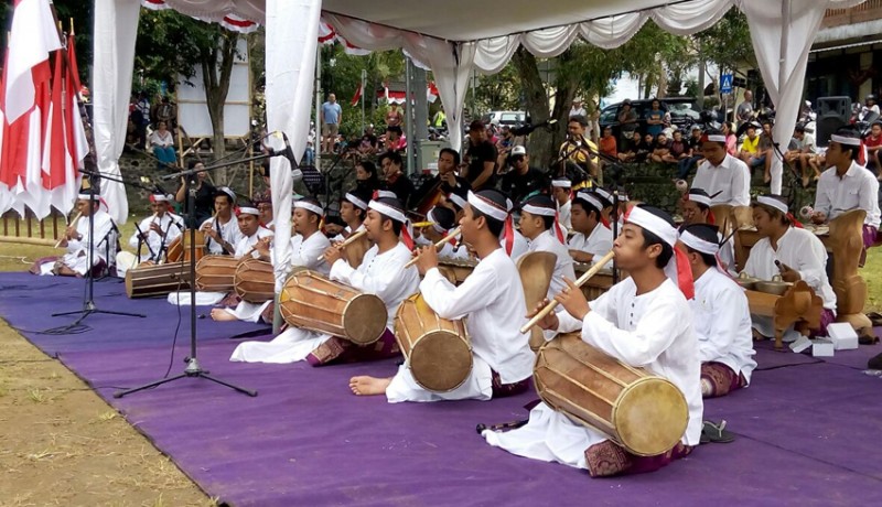 www.nusabali.com-gambelan-bali-jadi-marching-band-apel-bendera