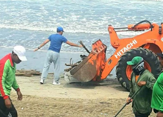 Nusabali.com - dinas-lhk-kekurangan-alat-berat-atasi-sampah-kiriman-di-pantai