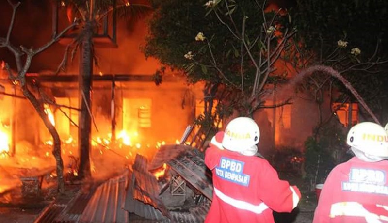 www.nusabali.com-belasan-kamar-kos-ludes-terbakar