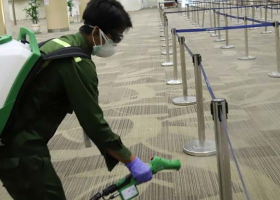 Nusabali.com - ap-i-semprotkan-disinfektan-di-bandara