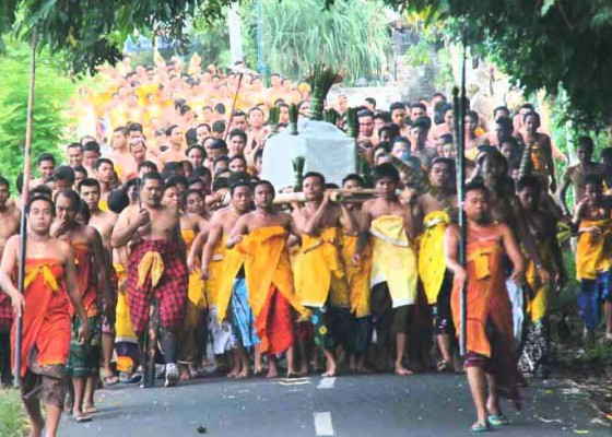 Nusabali.com - melasti-sejauh-5-km-peserta-diwajibkan-tanpa-busana-atas