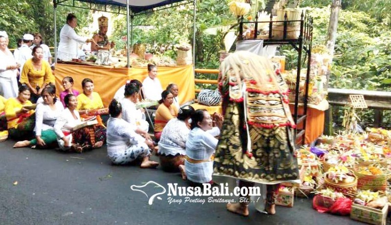 www.nusabali.com-disbud-gelar-upacara-karipubhaya-di-kawasan-tukad-ngongkong