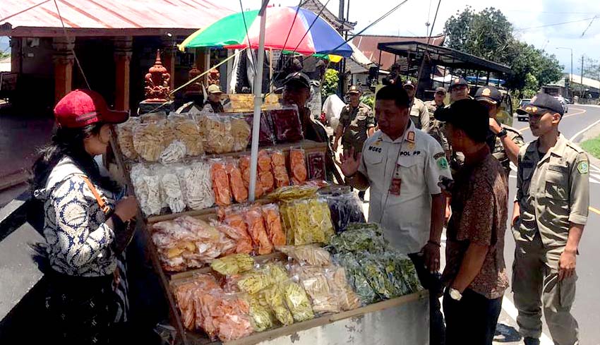 Pedagang Asongan Di Candikuning Ditertibkan