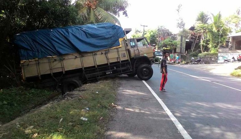 www.nusabali.com-tak-kuat-nanjak-truk-meluncur-ke-kebun