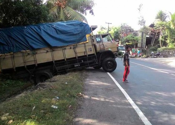 Nusabali.com - tak-kuat-nanjak-truk-meluncur-ke-kebun