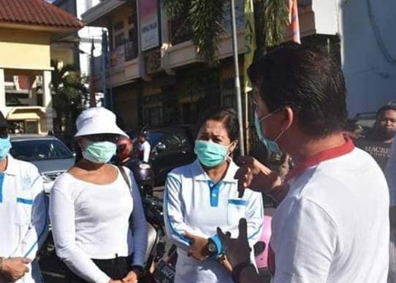 Nusabali.com - bupati-suwirta-bagikan-1000-masker-di-pasar-galiran