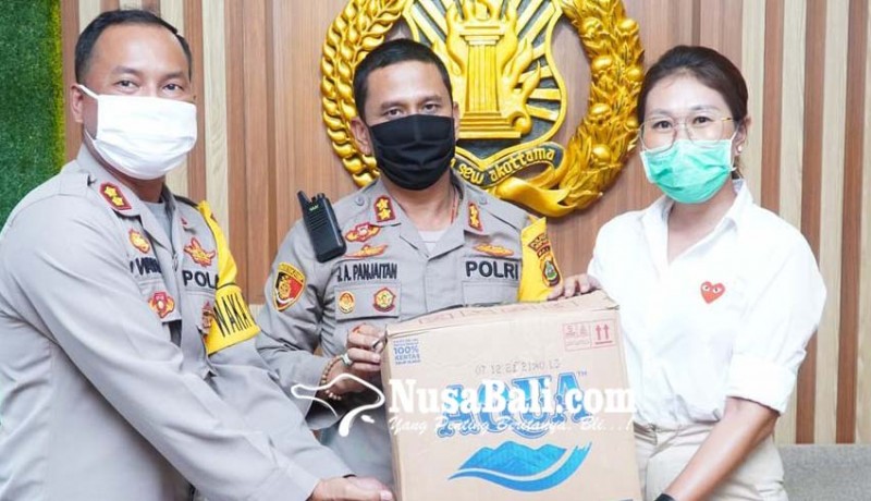 www.nusabali.com-srikandi-pdip-sumbang-ribuan-masker-ke-pedagang-dan-polisi