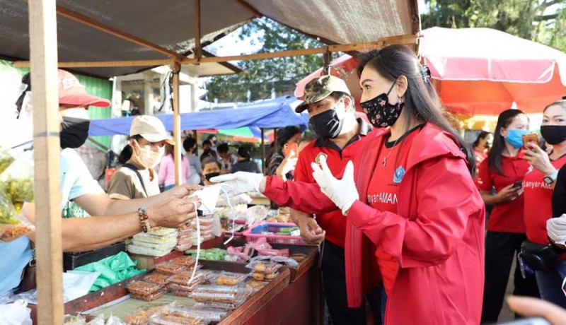 www.nusabali.com-ketua-pkk-ny-adnyani-mahayastra-bagikan-ribuan-masker-di-pasar