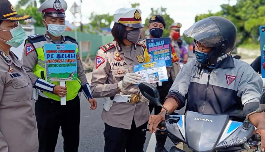 Nusabali.com - Operasi Keselamatan Agung, Polisi Bagikan Masker Dan 