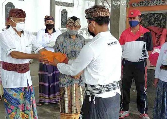 Nusabali.com - satgas-desa-adat-susuan-door-to-door-bagikan-masker