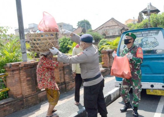 Nusabali.com - polda-kodam-bagi-bagi-1000-bungkus-nasi-jinggo