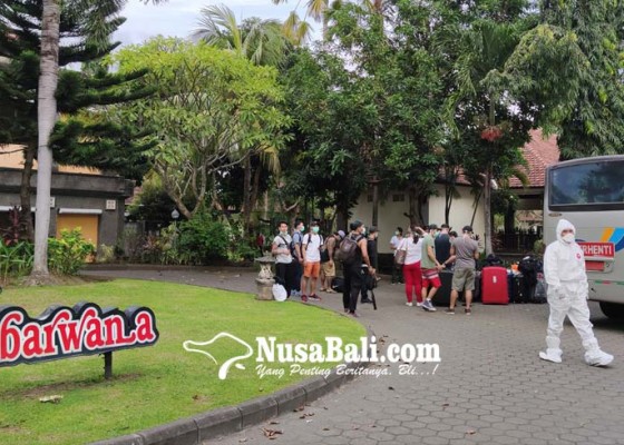 Nusabali.com - 18-pmi-jembrana-dikarantina-di-hotel-jimbarwana