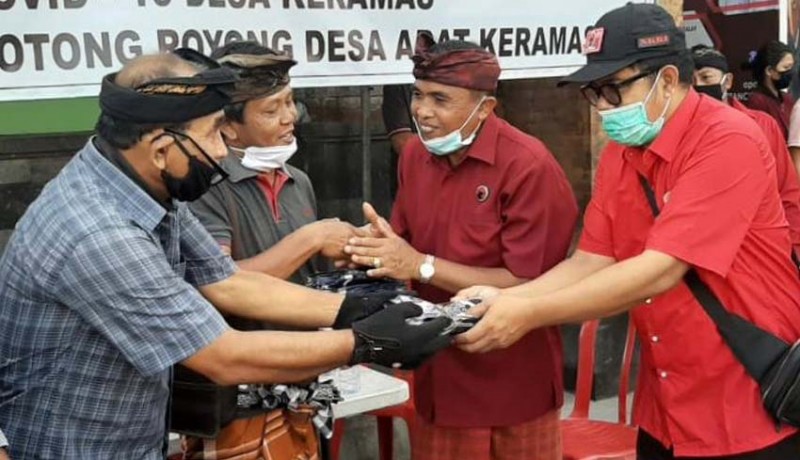 www.nusabali.com-dua-bendesa-yang-anggota-dewan-bagi-bagi-masker