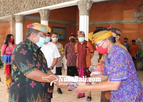 Nusabali.com - 14152-masker-kain-dibagikan-di-kubutambahan-dan-busungbiu