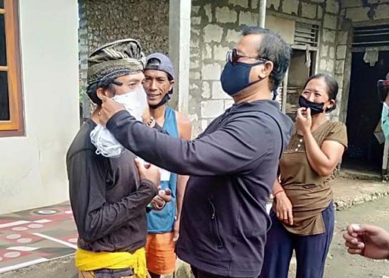 Nusabali.com - wakil-ketua-dprd-bagikan-2000-masker-dan-beras-17-ton