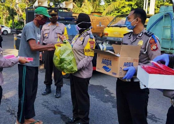 Nusabali.com - polisi-bagikan-nasi-bungkus-ke-petugas-kebersihan-dan-sopir-dlh