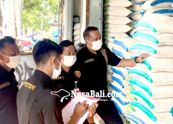 Nusabali.com - polres-gianyar-patroli-cek-stok-sembako