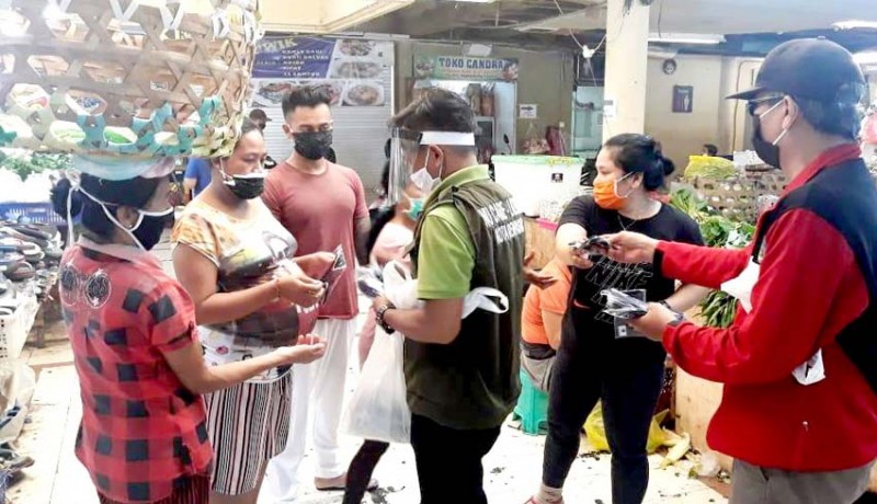 www.nusabali.com-warga-dan-pedagang-antusias-dapatkan-masker-dari-pwi-ikwi-bali