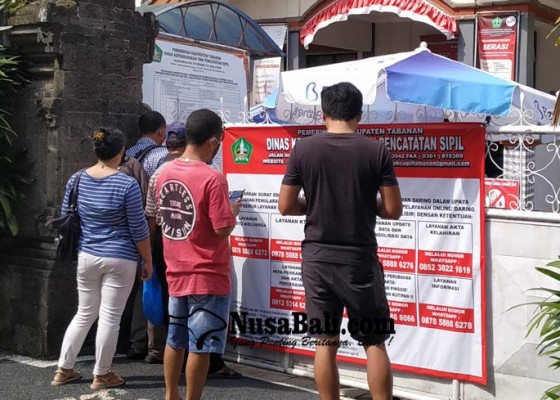 Nusabali.com - urus-administrasi-kependudukan-warga-masih-datangi-kantor-disdukcapil-tabanan