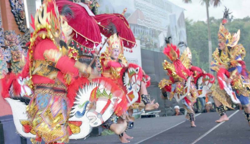 www.nusabali.com-sepi-penonton-di-pembukaan-festival-taman-ujung